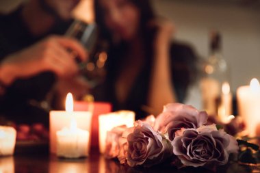 Bir mum ışığında romantik akşam evde, şarap, içme yemeği güzel tutkulu çift kızartma