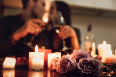 Bir mum ışığında romantik akşam evde, şarap, içme yemeği güzel tutkulu çift kızartma