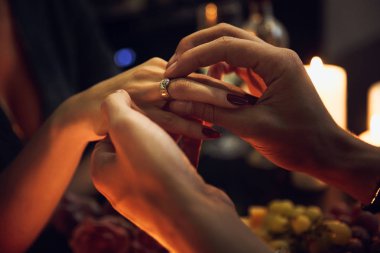 Bir adamın romantik akşam yemeği sırasında kadının Parmağında nişan yüzüğü koyarak kapatın