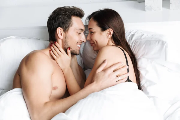 Beautiful Young Couple Laying Bed Embracing — Stock Photo, Image