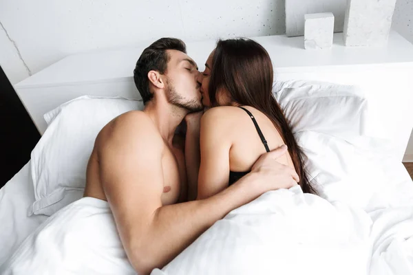 Beau Jeune Couple Couché Lit Embrassant — Photo