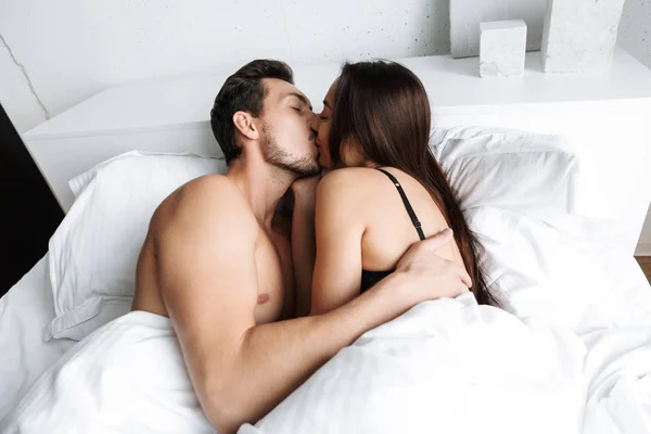 Bonito Jovem Casal Deitado Cama Abraçando — Fotografia de Stock