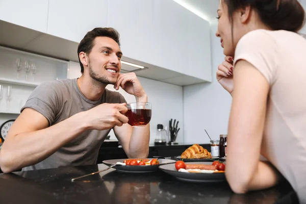 Imagen Una Joven Feliz Pareja Amorosa Interior Casa Cocina Tienen — Foto de Stock