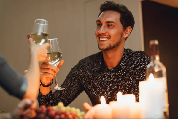 Schönes Leidenschaftliches Paar Bei Einem Romantischen Abendessen Bei Kerzenschein Hause — Stockfoto