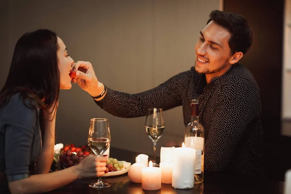 Vakkert Lidenskapelig Par Som Har Romantisk Middag Med Stearinlys Hjemme – stockfoto