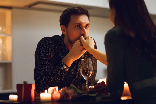 Прекрасная Страстная Пара Романтическим Ужином Свечах Дома Мужчина Целует Руку — стоковое фото