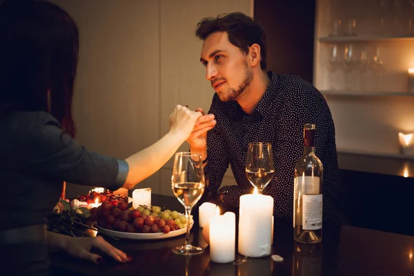 Schönes Leidenschaftliches Paar Bei Einem Romantischen Abendessen Bei Kerzenschein Hause — Stockfoto