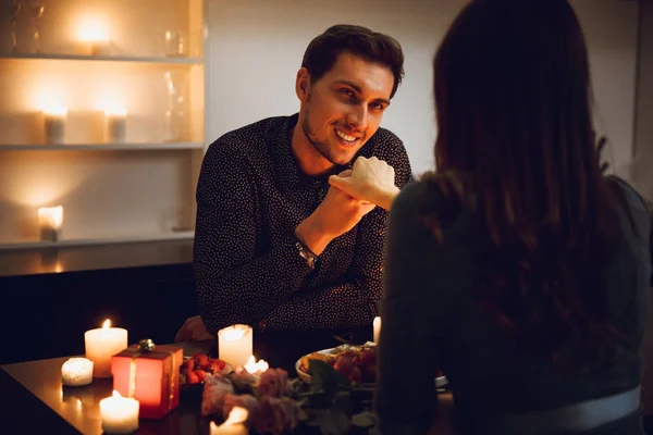 Belo Casal Apaixonado Ter Jantar Romântico Luz Velas Casa Homem — Fotografia de Stock