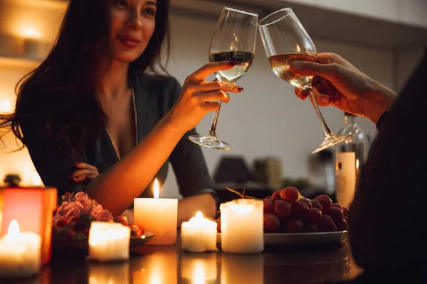 Mooie Gepassioneerd Paar Met Een Romantisch Diner Bij Kaarslicht Thuis — Stockfoto