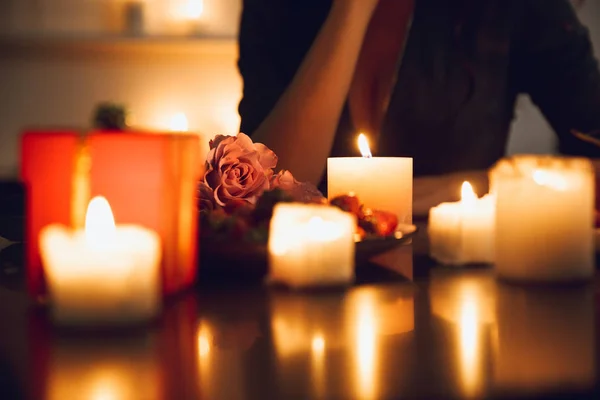 Close Uma Mulher Sentada Mesa Luz Das Velas — Fotografia de Stock