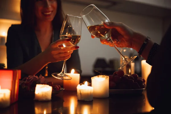Красива Палке Подружжя Проводить Романтичну Вечерю Вдома Вино Тости — стокове фото