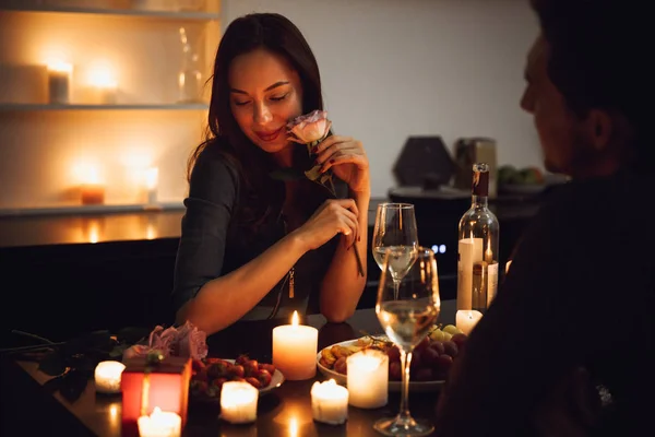 Schönes Leidenschaftliches Paar Bei Einem Romantischen Abendessen Bei Kerzenschein Hause — Stockfoto