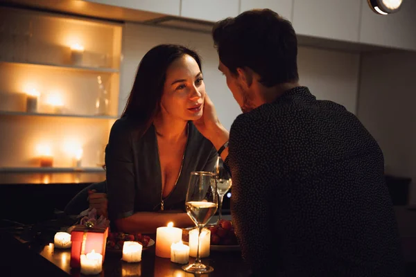 Mooie Gepassioneerd Paar Met Een Romantisch Diner Bij Kaarslicht Thuis — Stockfoto