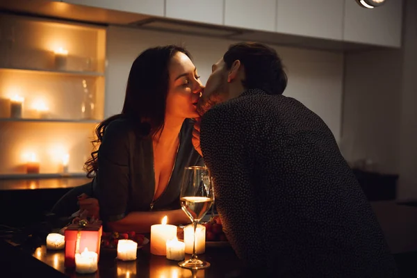 Kızartma Öpüşme Içki Şarap Bir Mum Işığında Romantik Akşam Yemeği — Stok fotoğraf