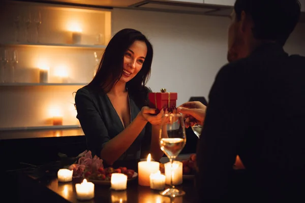 Belo Casal Apaixonado Ter Jantar Romântico Luz Velas Casa Beber — Fotografia de Stock