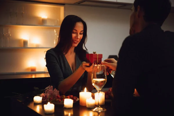 Egy Romantikus Gyertyafényes Vacsora Otthon Ivott Bort Egy Ajándék Doboz — Stock Fotó
