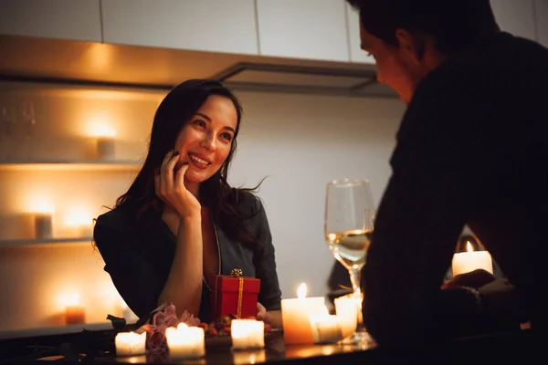 Schönes Leidenschaftliches Paar Bei Einem Romantischen Abendessen Bei Kerzenschein Hause — Stockfoto