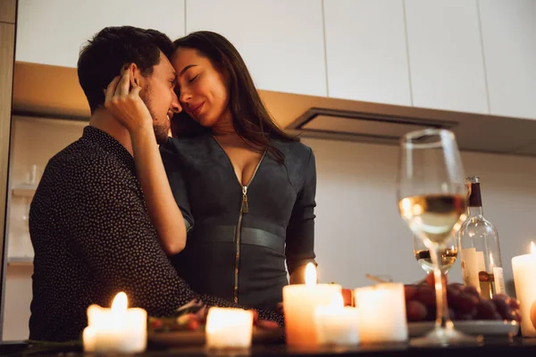 Mooie Gepassioneerd Couple Hebben Thuis Een Romantisch Diner Bij Kaarslicht — Stockfoto