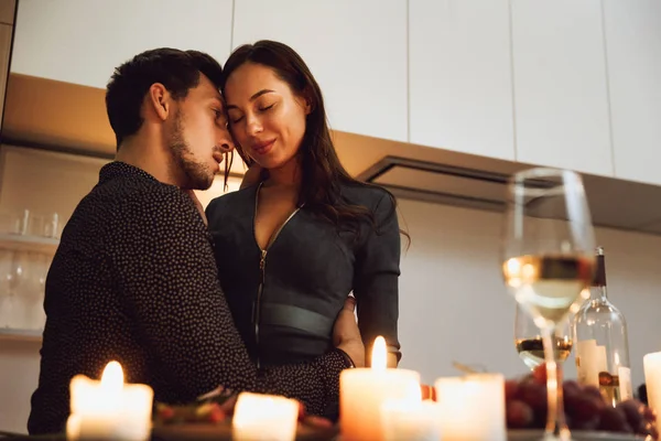 Mooie Gepassioneerd Couple Hebben Thuis Een Romantisch Diner Bij Kaarslicht — Stockfoto