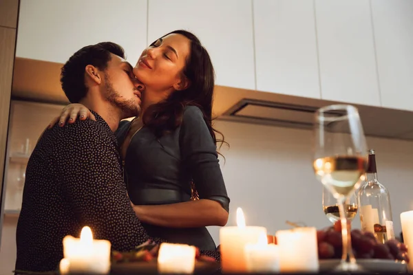 Belo Casal Apaixonado Ter Jantar Romântico Luz Velas Casa Beijando — Fotografia de Stock