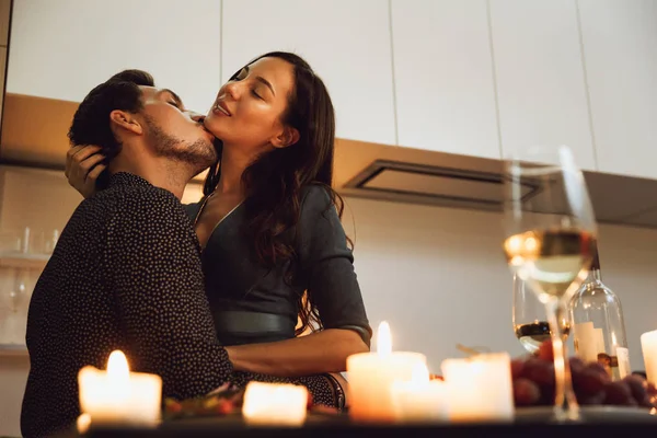 美丽的激情的夫妇在家里有一个浪漫的烛光晚餐 — 图库照片