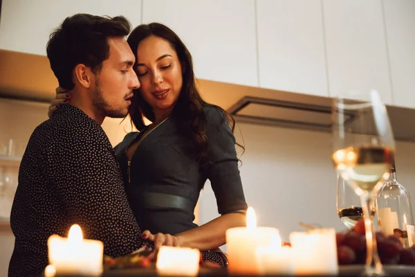 Belo Casal Apaixonado Ter Jantar Romântico Luz Velas Casa Beijando — Fotografia de Stock