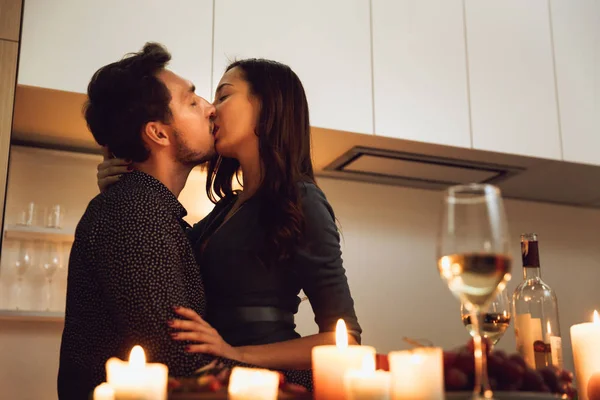 Schöne Leidenschaftliche Paar Bei Einem Romantischen Abendessen Bei Kerzenschein Hause — Stockfoto