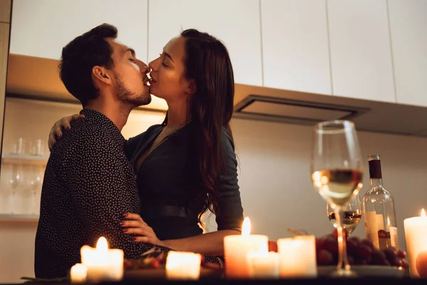 Mooie Gepassioneerd Couple Hebben Thuis Een Romantisch Diner Bij Kaarslicht — Stockfoto