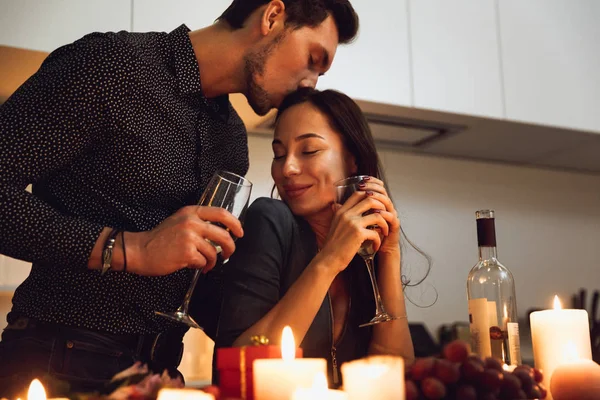 Gyönyörű Szenvedélyes Pár Birtoklás Egy Romantikus Gyertyafényes Vacsora Otthon Csók — Stock Fotó