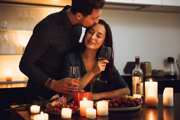 Belo Casal Apaixonado Ter Jantar Romântico Luz Velas Casa Beijando — Fotografia de Stock