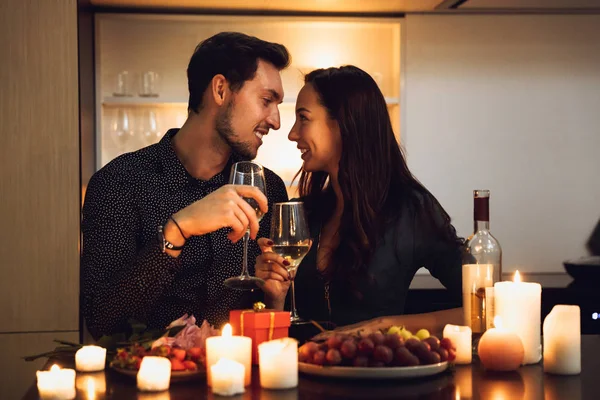 Piękna Para Namiętny Romantyczna Kolacja Przy Świecach Domu Picia Wina — Zdjęcie stockowe