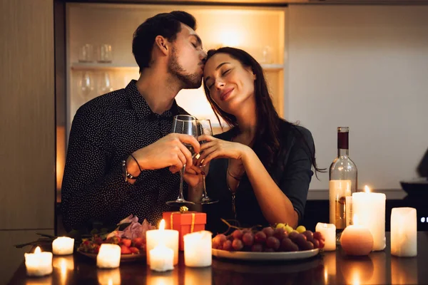 Belo Casal Apaixonado Ter Jantar Romântico Luz Velas Casa Beber — Fotografia de Stock