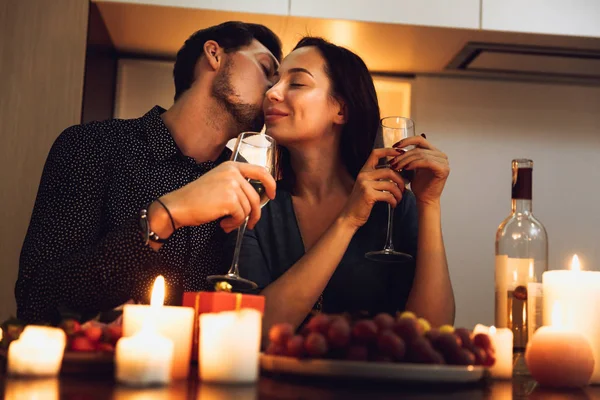 Schönes Leidenschaftliches Paar Bei Einem Romantischen Abendessen Bei Kerzenschein Hause — Stockfoto