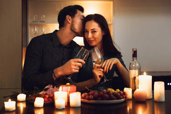 Schönes Leidenschaftliches Paar Bei Einem Romantischen Abendessen Bei Kerzenschein Hause — Stockfoto