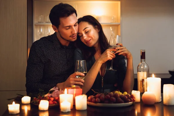 Hermosa Pareja Apasionada Teniendo Una Cena Romántica Luz Las Velas — Foto de Stock