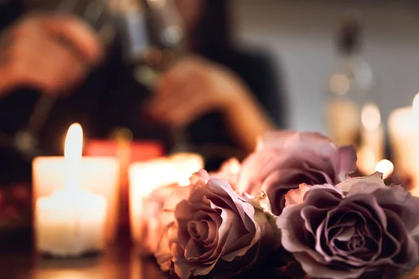 Mooie Gepassioneerd Paar Met Een Romantisch Diner Bij Kaarslicht Thuis — Stockfoto