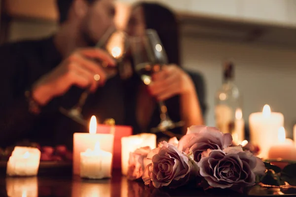 Vackra Passionerad Par Att Romantisk Middag Hemma Dricker Vin Rosta — Stockfoto