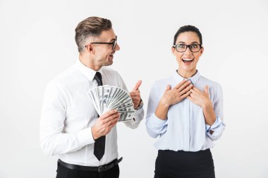 Kaç para banknot holding resmi giyim ayakta beyaz arka plan üzerinde izole giyen meslektaşlarının