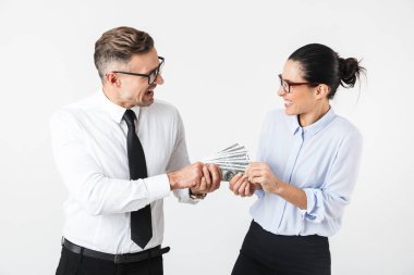 Kaç para banknot holding resmi giyim ayakta beyaz arka plan üzerinde izole giyen meslektaşlarının