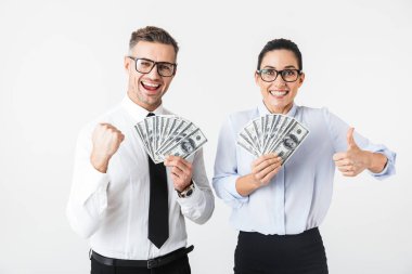 Kaç para banknot holding resmi giyim ayakta beyaz arka plan üzerinde izole giyen meslektaşlarının