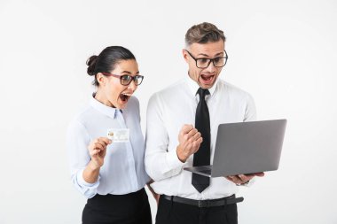 Meslektaşlarının başarı kutluyor dizüstü, holding resmi giyim ayakta beyaz arka plan üzerinde izole giymiş mutlu çift