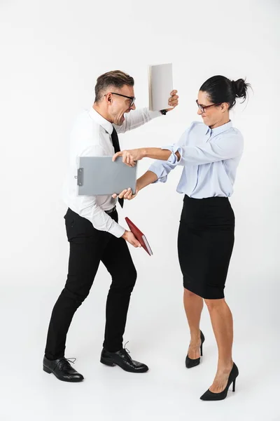 Pleine Longueur Couple Collègues Portant Des Vêtements Formels Debout Isolé — Photo