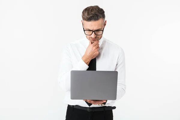 Retrato Hombre Negocios Pensativo Con Ropa Formal Mirando Ordenador Portátil —  Fotos de Stock