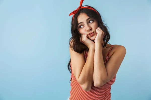 Linda Menina Alegre Vestindo Roupas Verão Isolado Sobre Fundo Azul — Fotografia de Stock