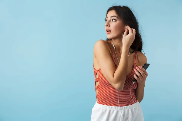 Menina Encantadora Vestindo Roupas Verão Isolado Sobre Fundo Azul Ouvir — Fotografia de Stock