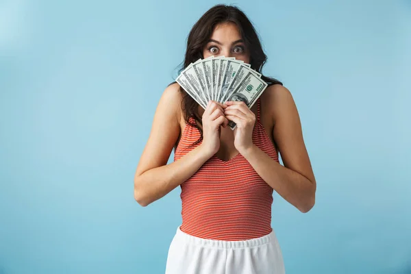 Linda Menina Alegre Vestindo Roupas Verão Isolado Sobre Fundo Azul — Fotografia de Stock