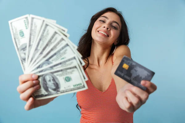 Lief Vrolijk Meisje Dragen Van Zomer Kleding Permanent Geïsoleerd Blauwe — Stockfoto