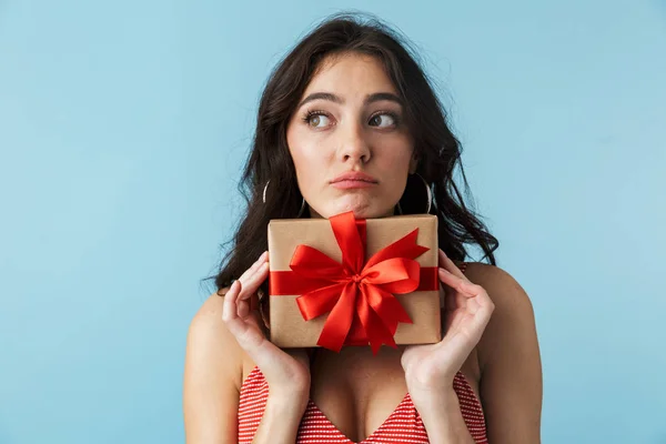 Mooi Peinzende Meisje Dragen Kleding Van Zomer Blauwe Achtergrond Geïsoleerd — Stockfoto