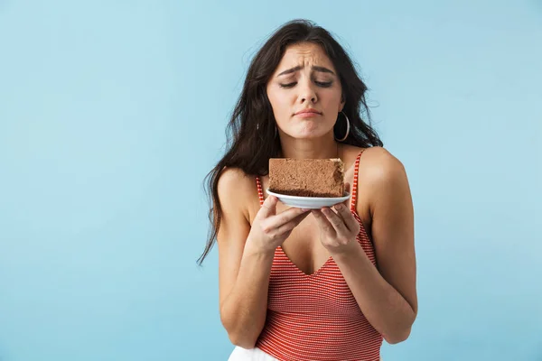 Schönes Mädchen Sommerkleidung Steht Isoliert Vor Blauem Hintergrund Und Isst — Stockfoto