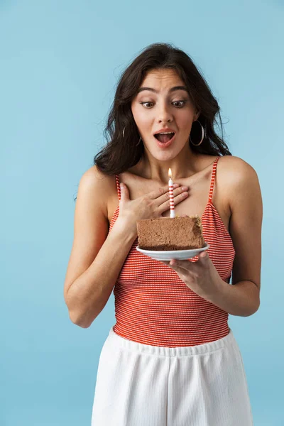 誕生日ケーキを食べる青背景に分離立って夏服を着て素敵な元気な女の子 — ストック写真